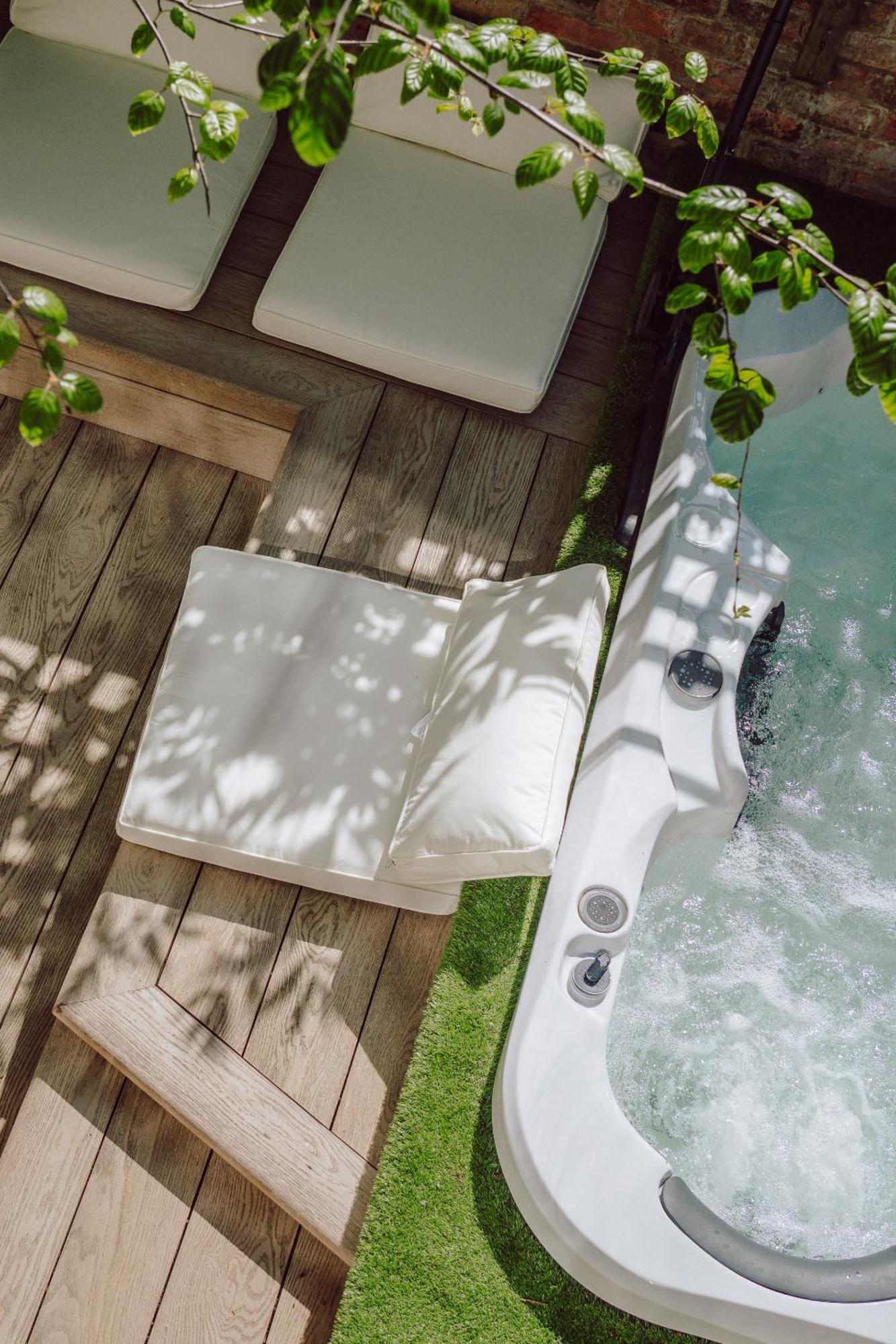 Town Centre Oasis With Two Hot Tubs Cheltenham Buitenkant foto