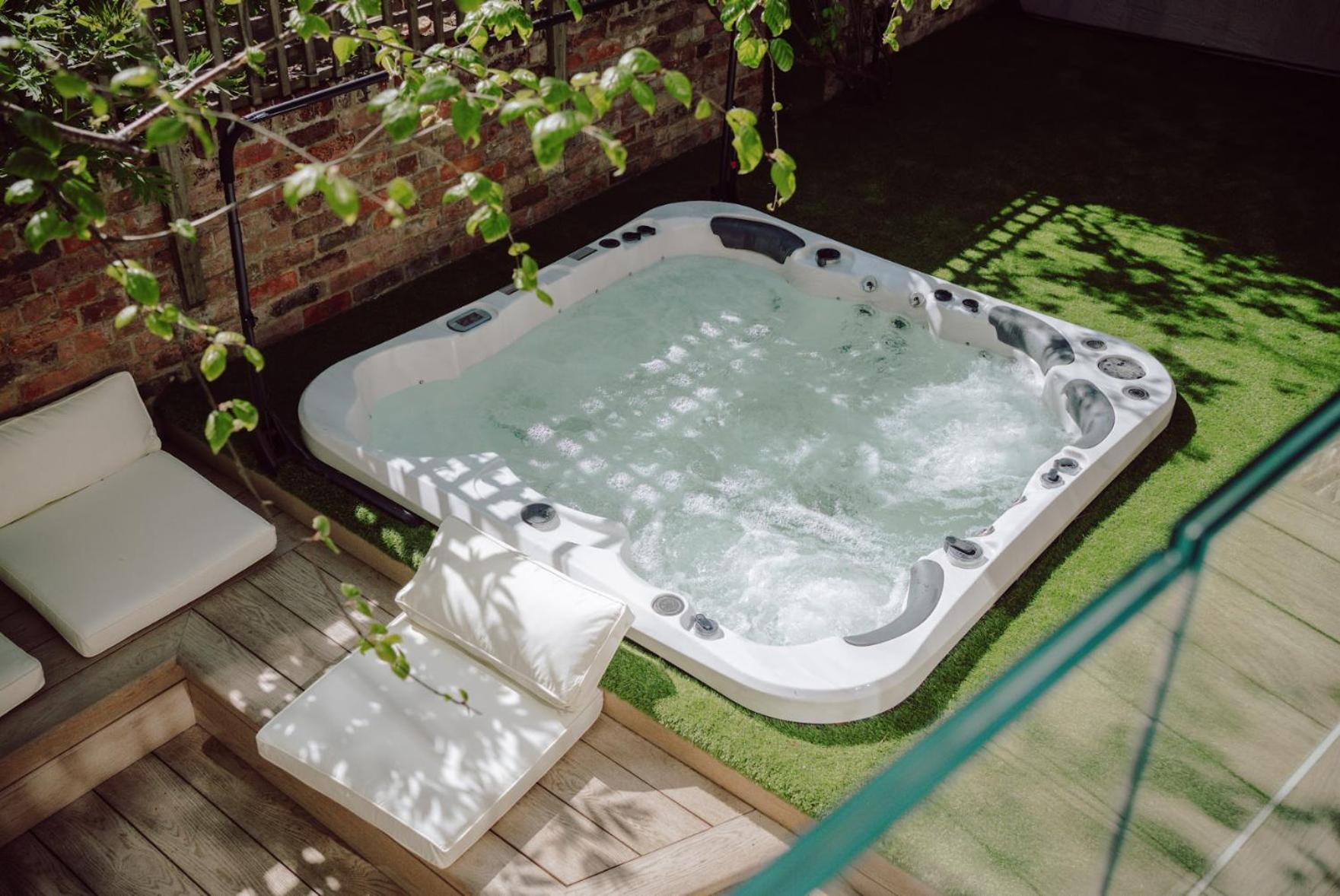 Town Centre Oasis With Two Hot Tubs Cheltenham Buitenkant foto